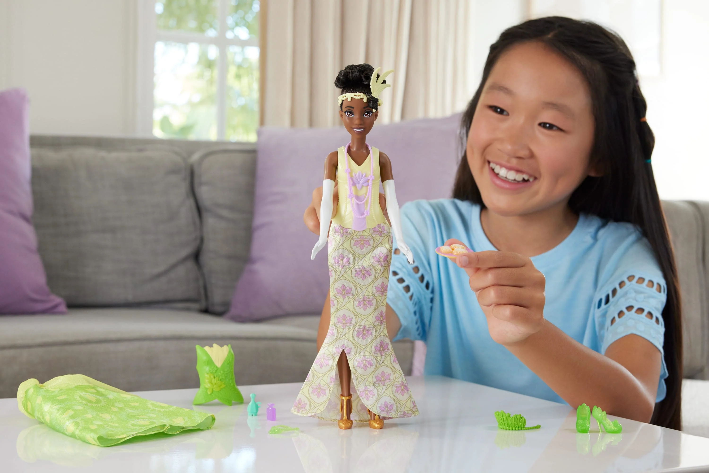 Disney Princess 2-in-1 Stories Tiana Fashion Doll with 2 Snap-On Bodices - Image 7