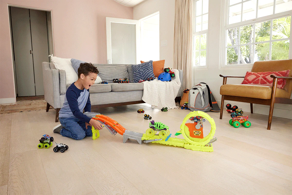 Hot Wheels Monster Trucks Power Smashers Charge & Chase Challenge Track Set - Image 5